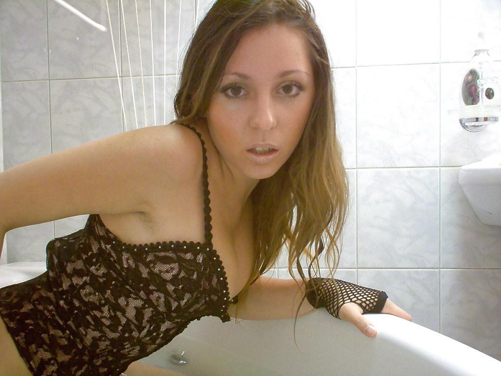 25P AmateurGirl in the Bathroom