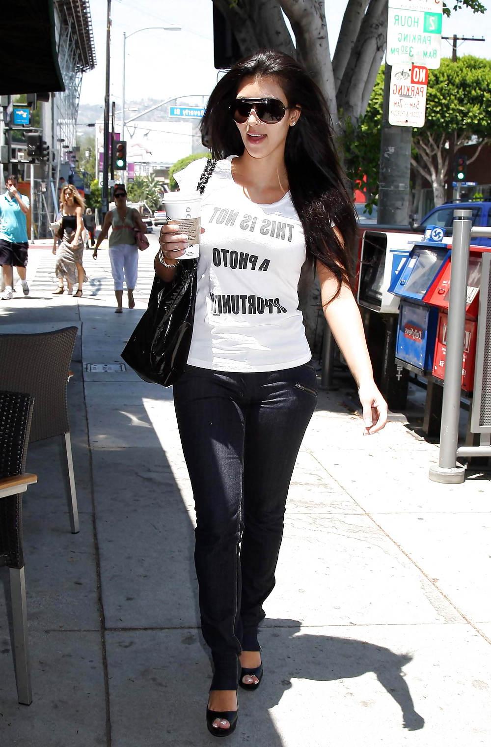 25P Kim Kardashian Nice ass shots in jeans whiles shopping