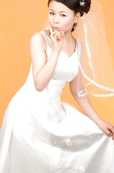 19P Chinese housewife's wedding & misc pictures