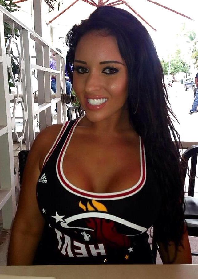 18P Abbee: Fake Tit Bimbo
