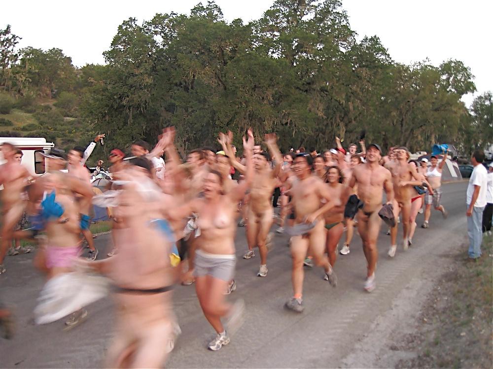 10P PUBLIC NUDE SHOW