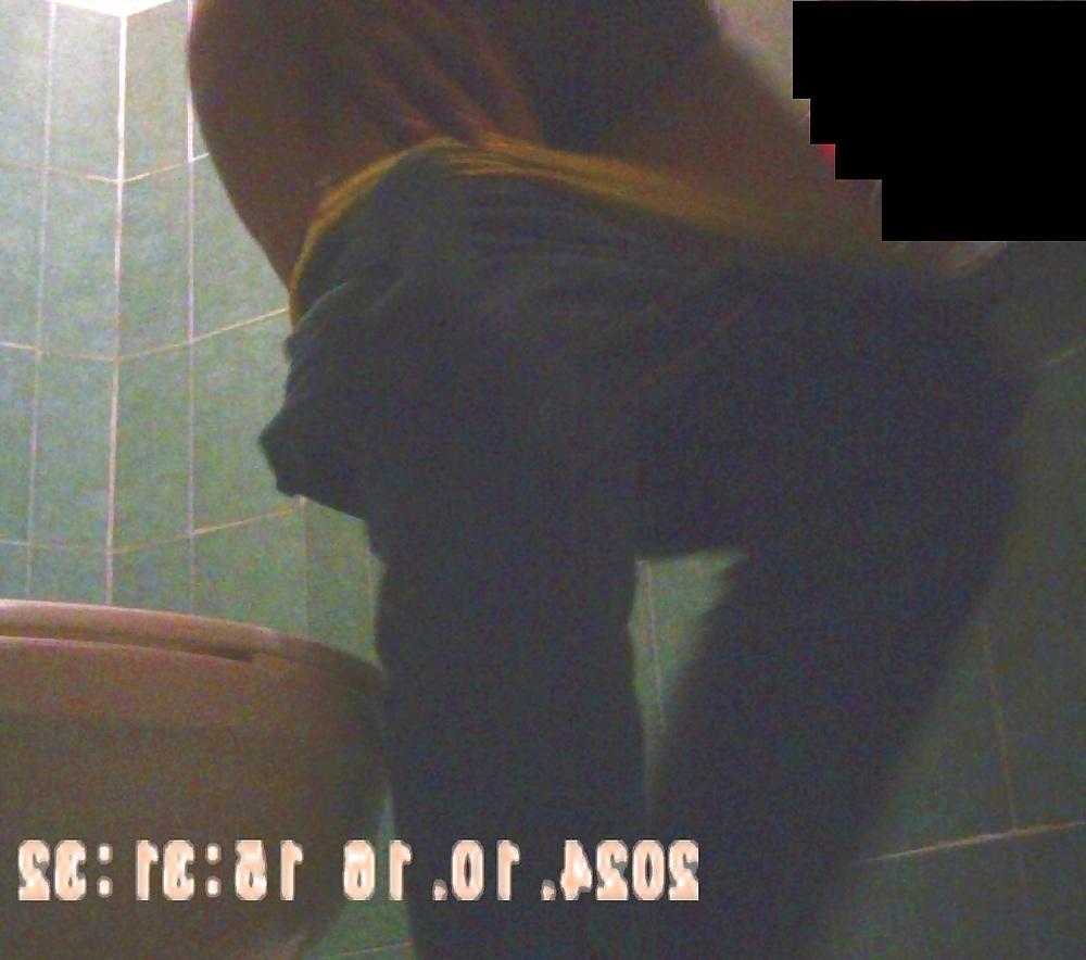 23P Sister Bathroom mi hermana en en bano
