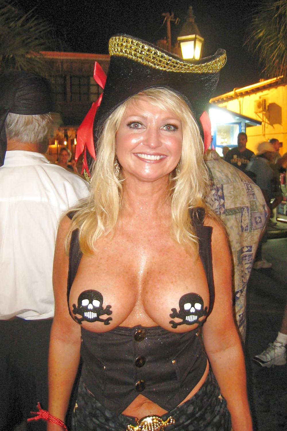 25P Hottest Milfs & Grannies From Fantasy Fest