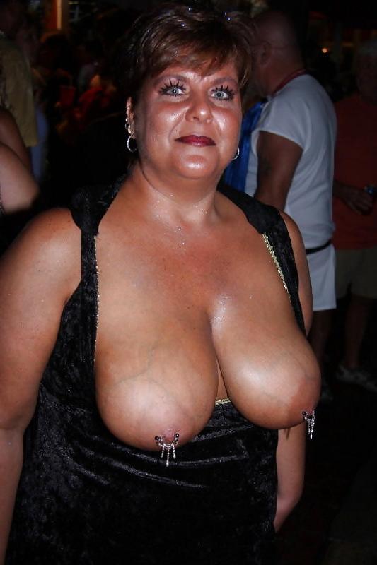 25P Hottest Milfs & Grannies From Fantasy Fest