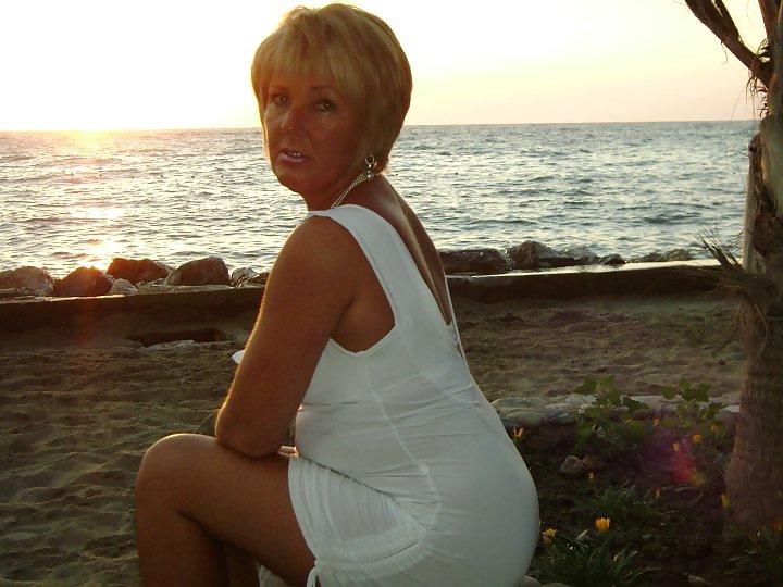 25P GLAMOUR SEXY GRANNY NASTY POSING 