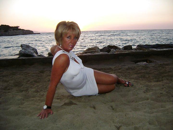 25P GLAMOUR SEXY GRANNY NASTY POSING 