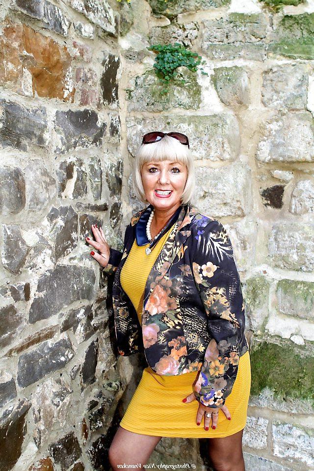 25P GLAMOUR SEXY GRANNY NASTY POSING 