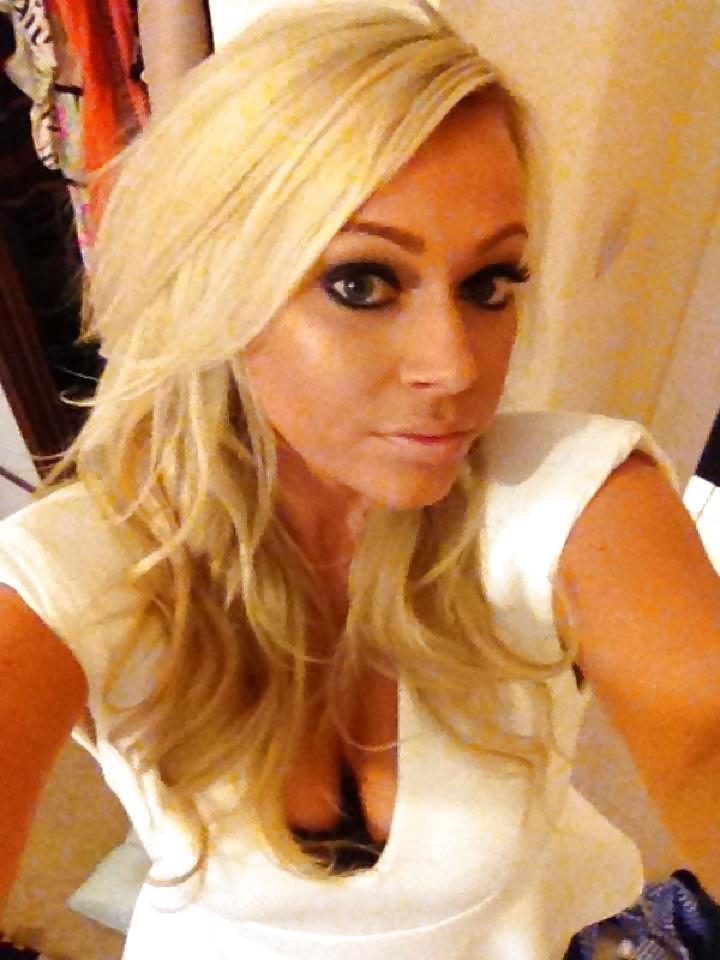 25P Uk huge tits bimbo slag ZOE