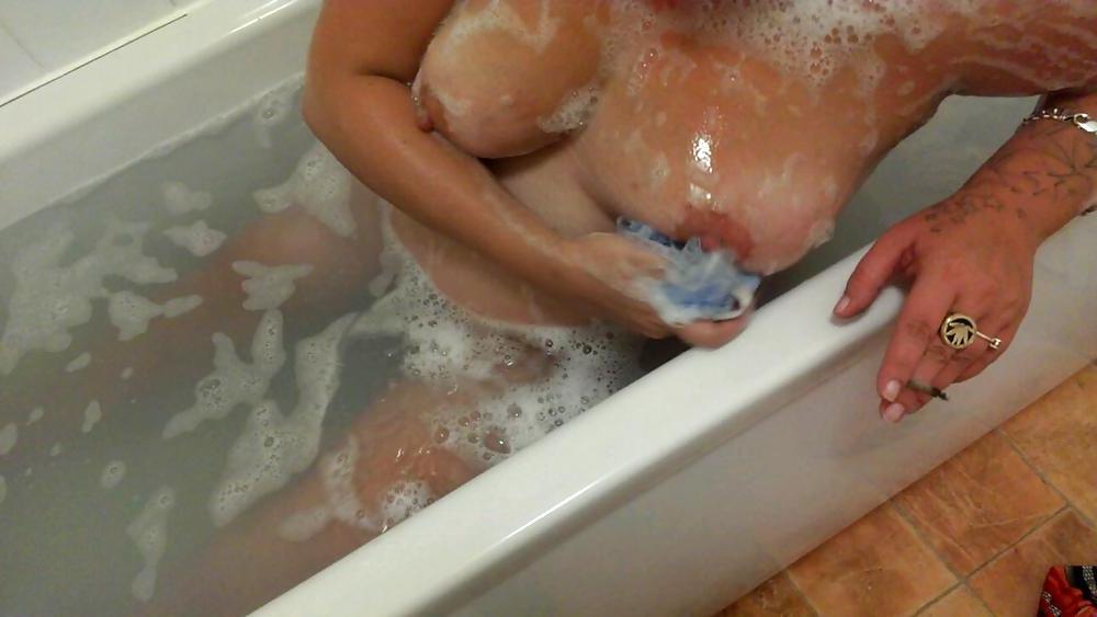 6P Sexy wife in the bath