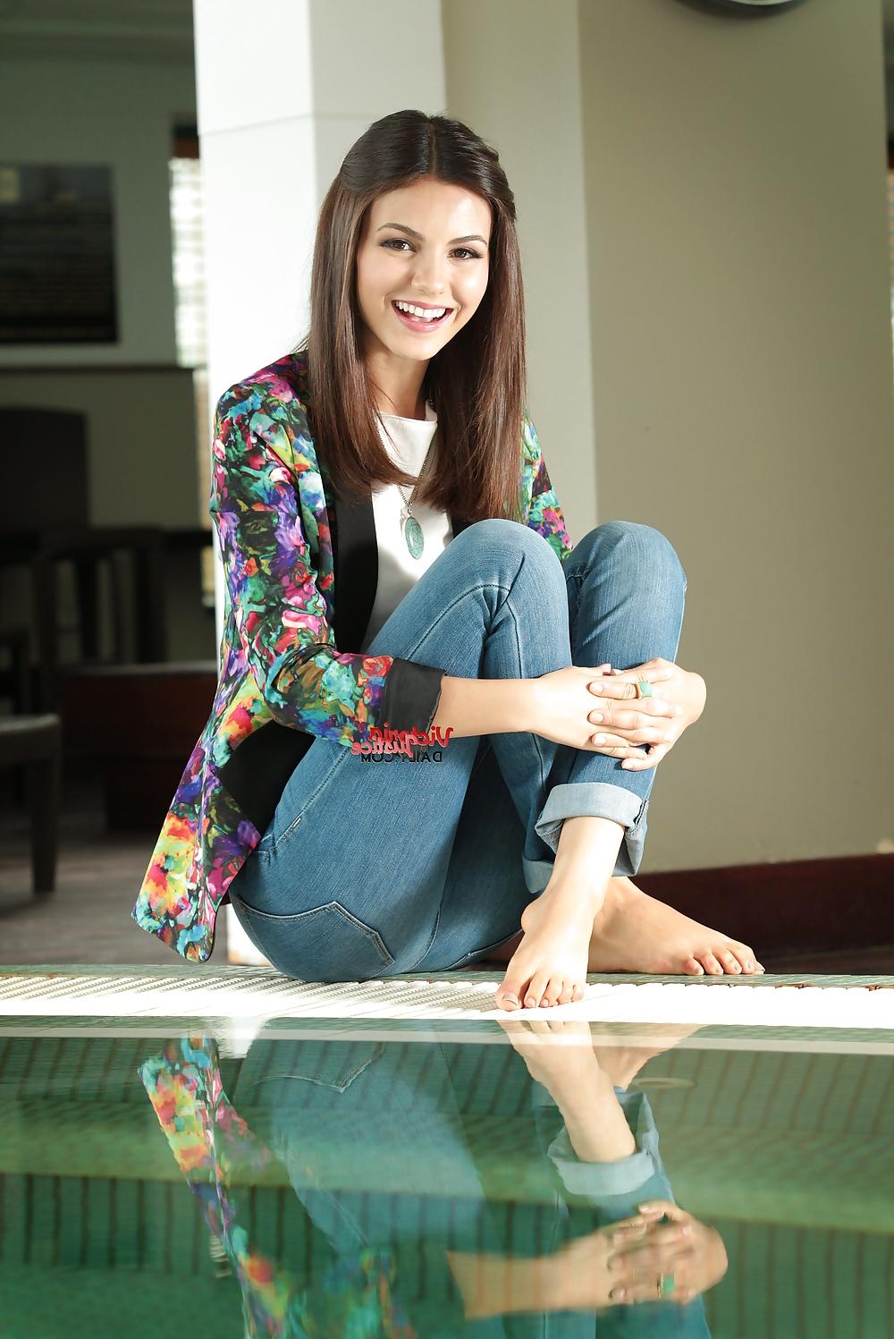 8P Victoria Justice cute and sexy in jeans