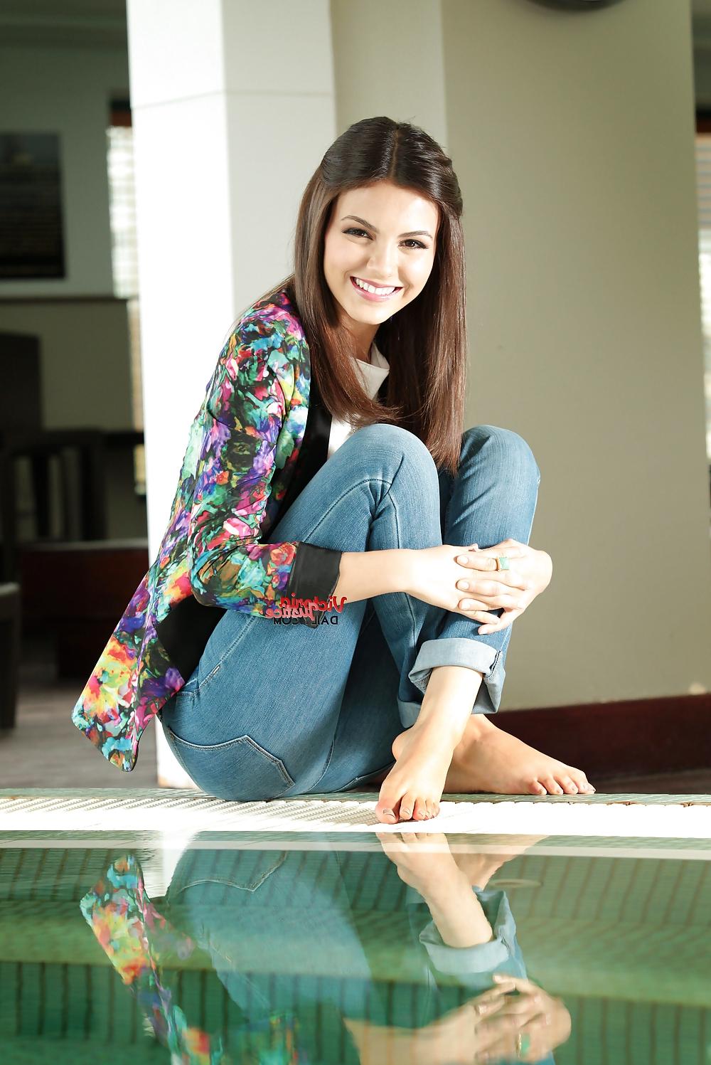 8P Victoria Justice cute and sexy in jeans