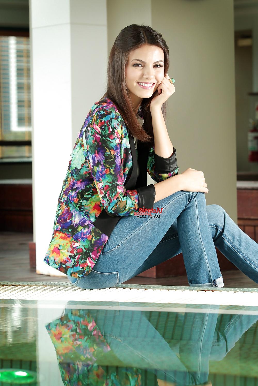 8P Victoria Justice cute and sexy in jeans