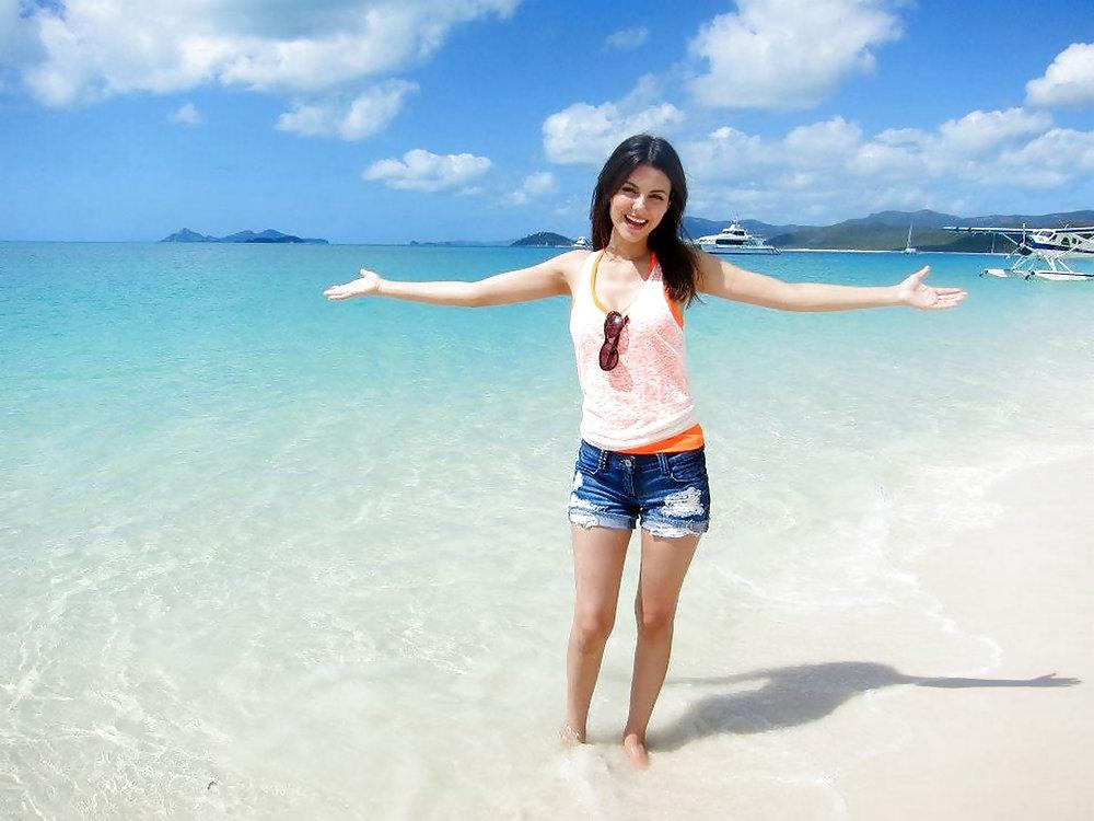 8P Victoria Justice cute and sexy in jeans