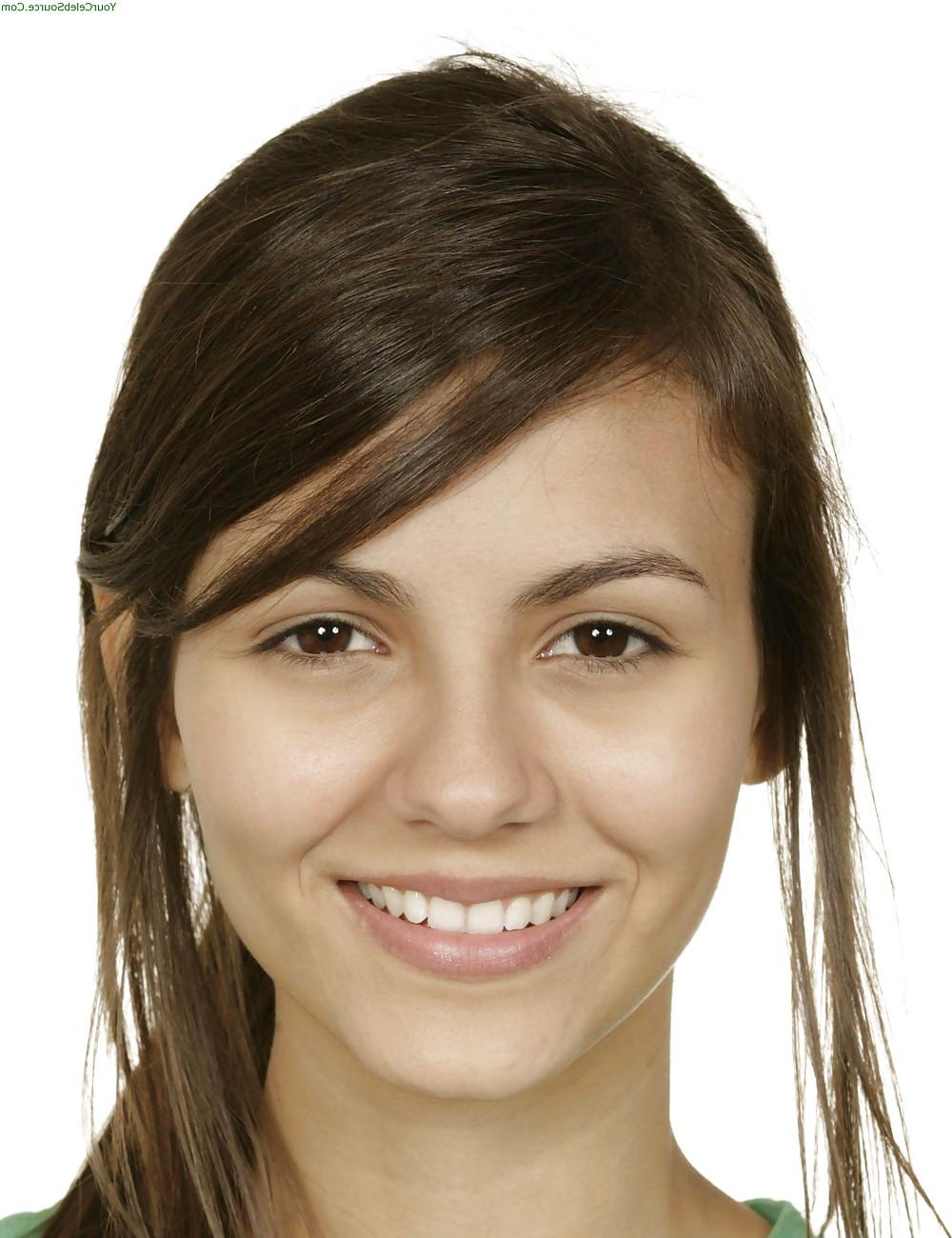 8P Victoria Justice cute and sexy in jeans