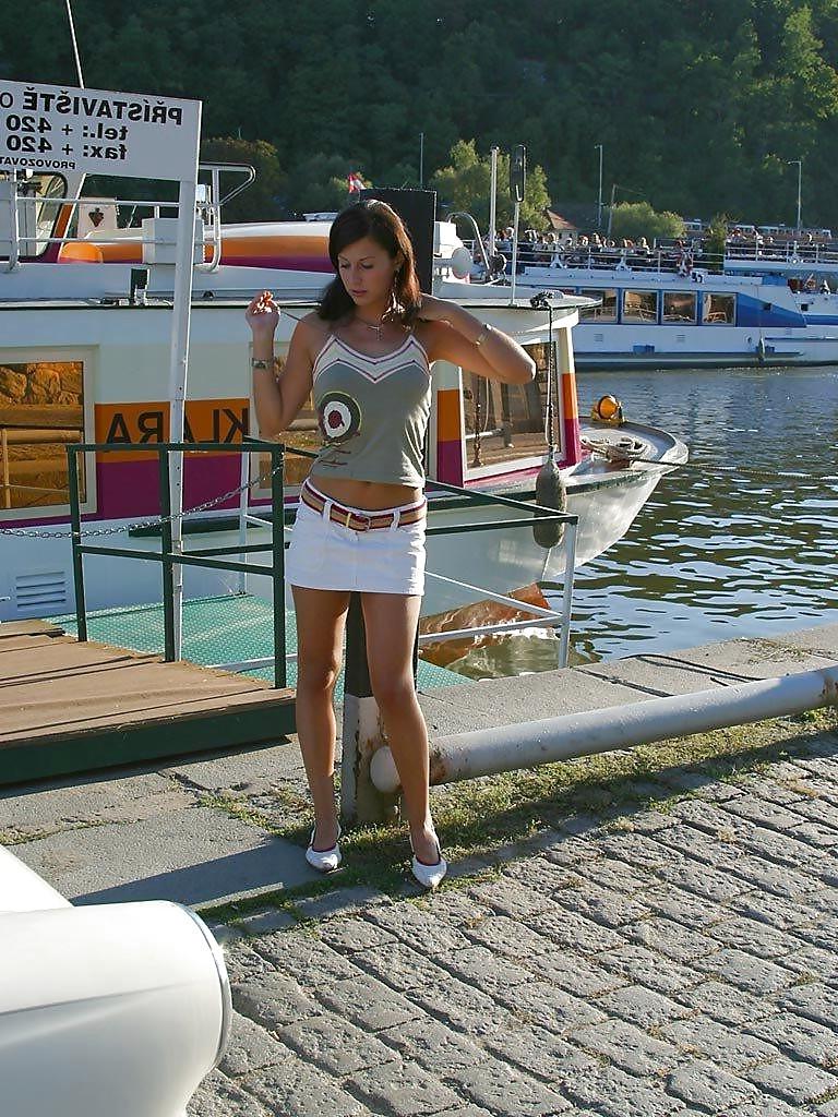 25P Public nude girl
