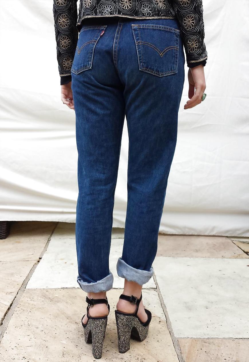 25P Girl in Levis Jeans