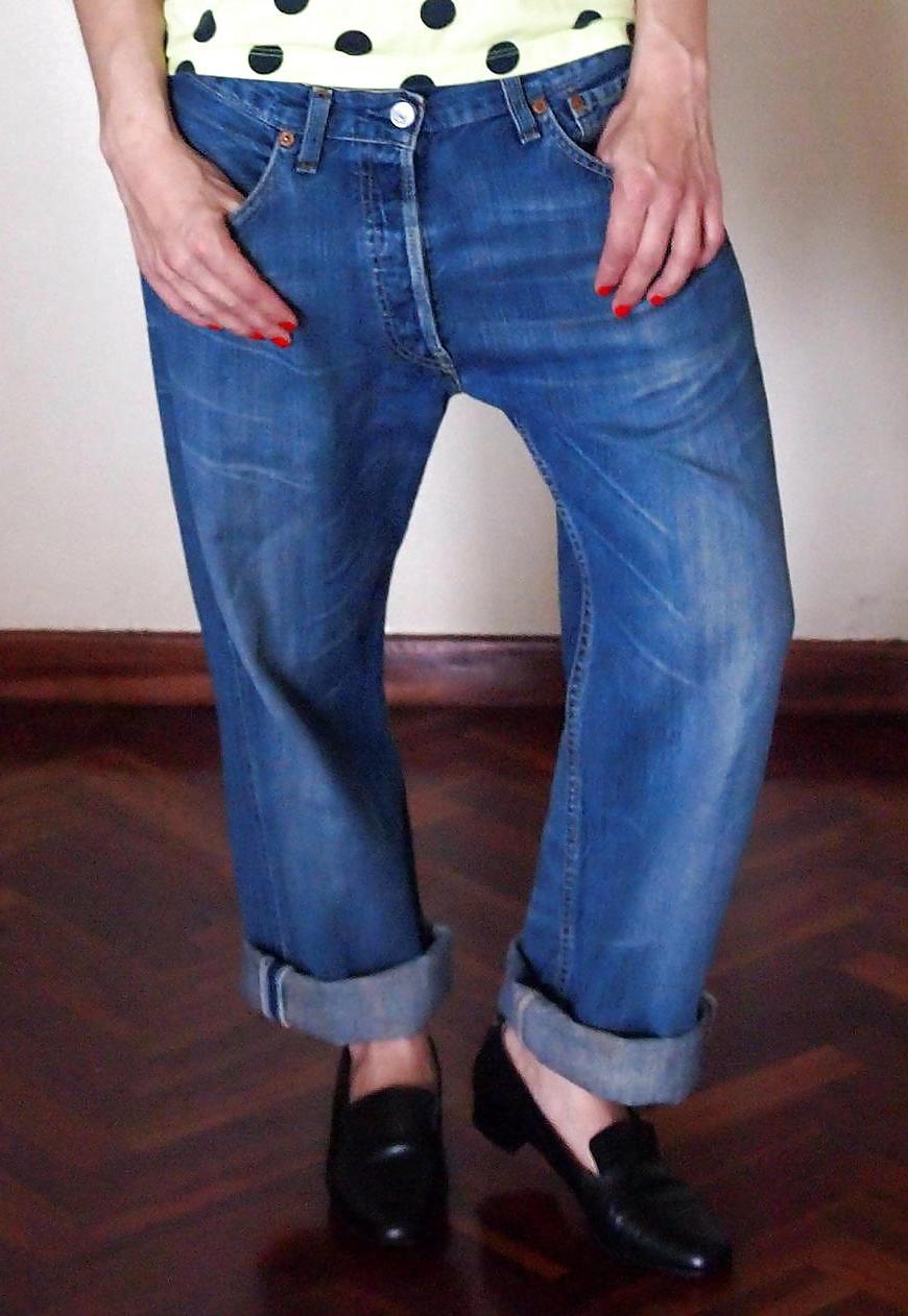 25P Girl in Levis Jeans