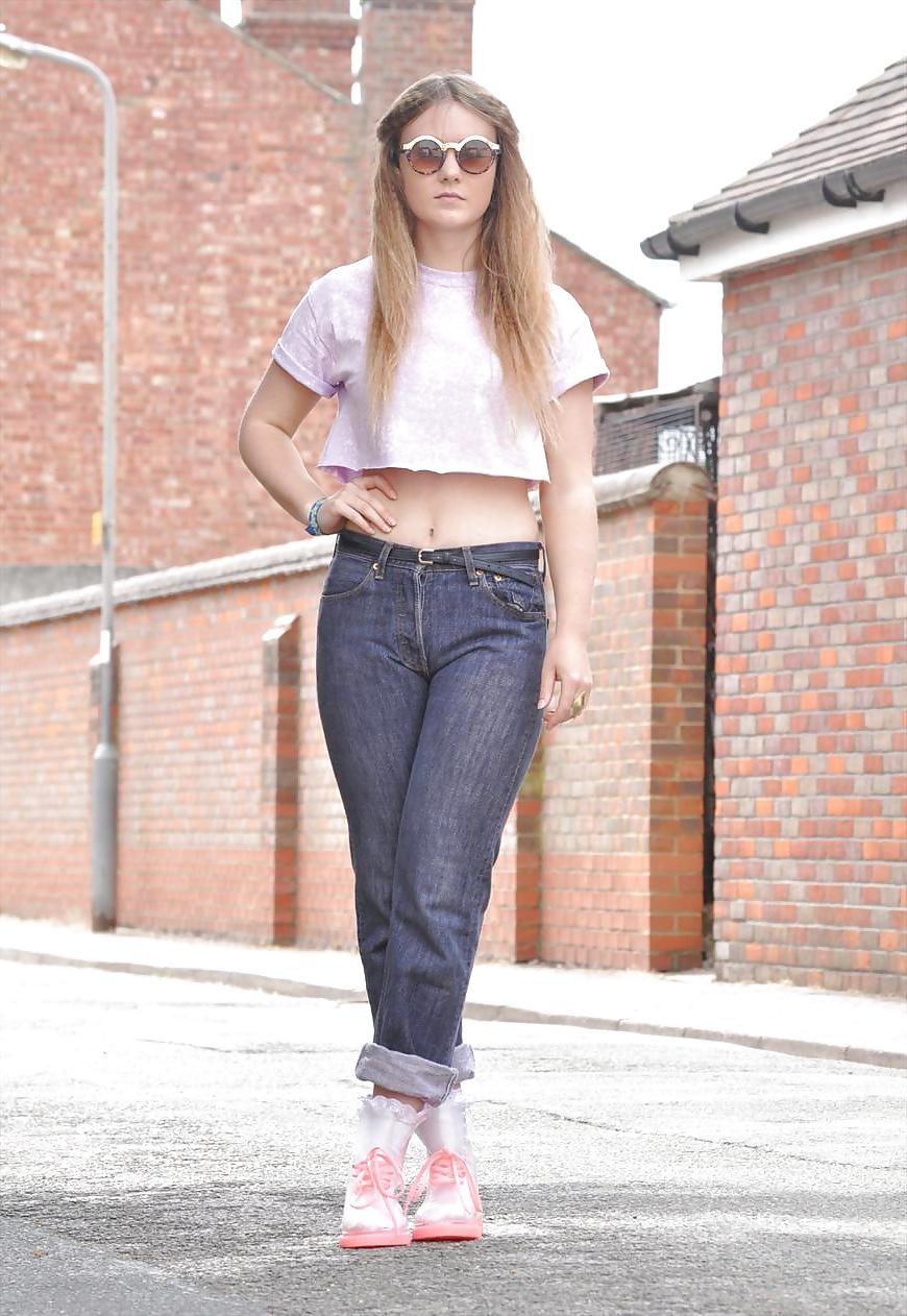 25P Girl in Levis Jeans