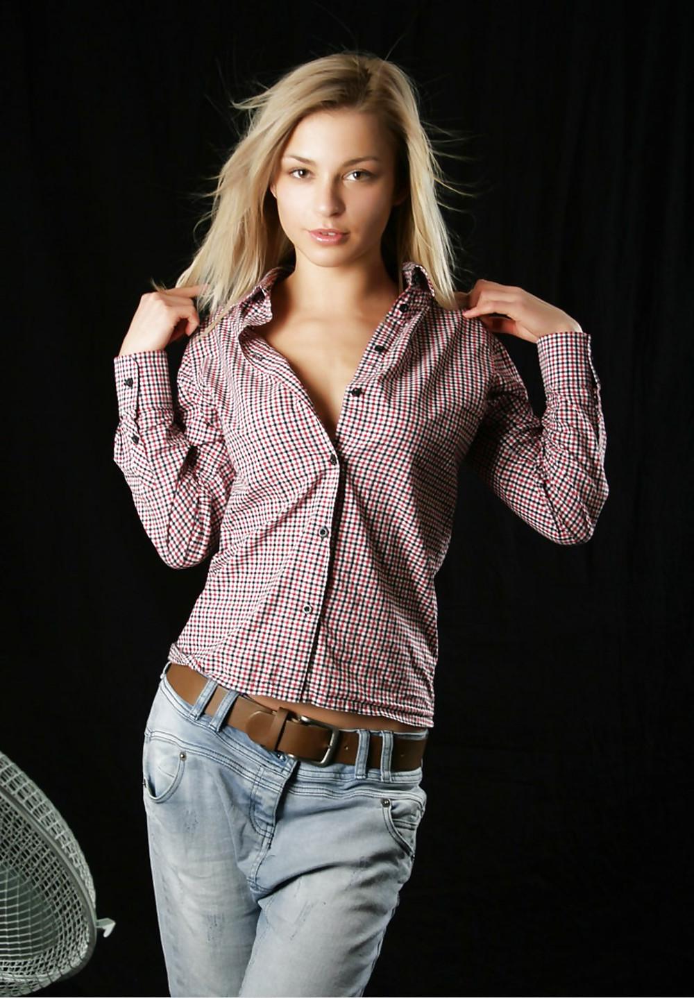 16P Perfect Blonde Teen in Jeans