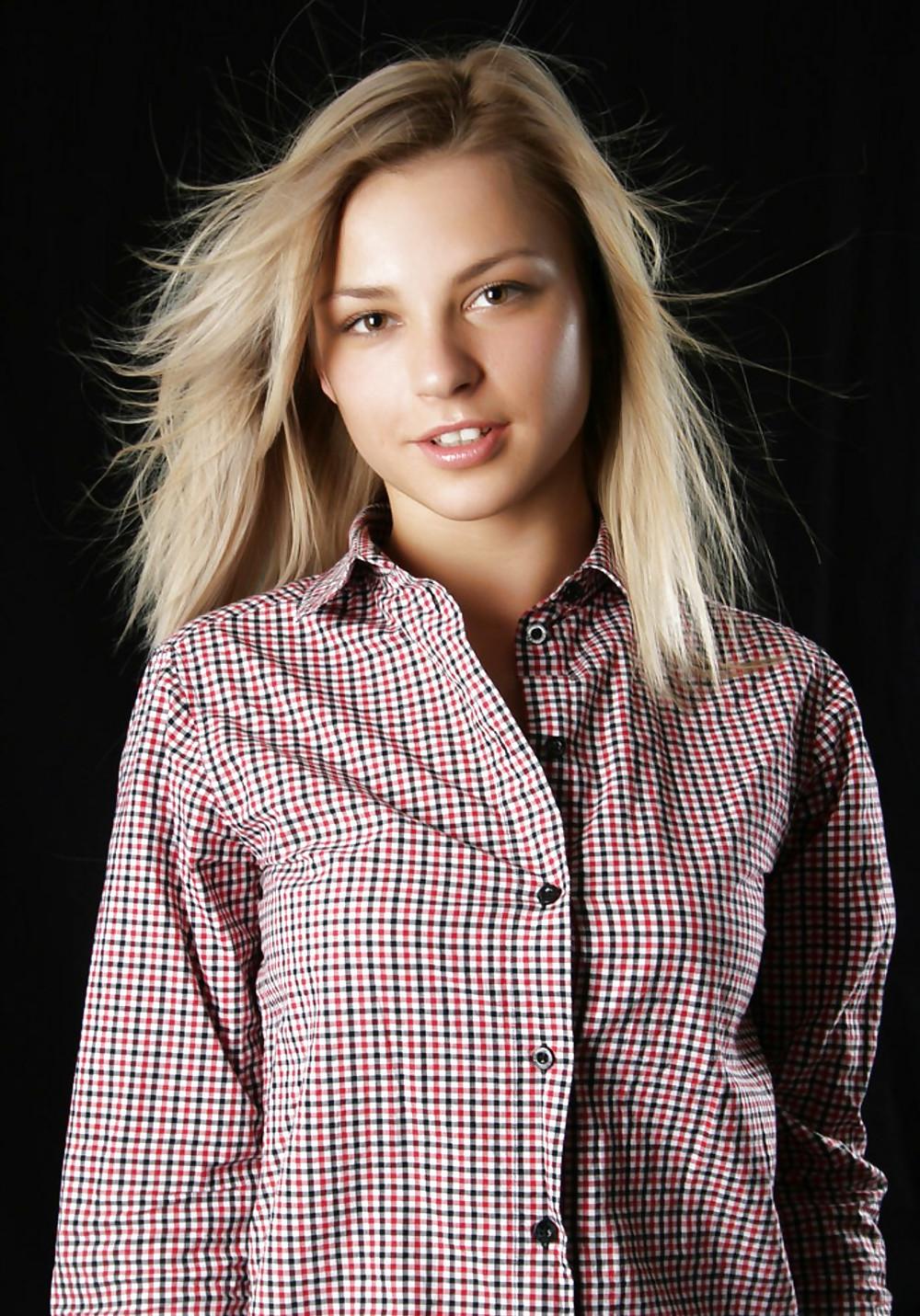 16P Perfect Blonde Teen in Jeans