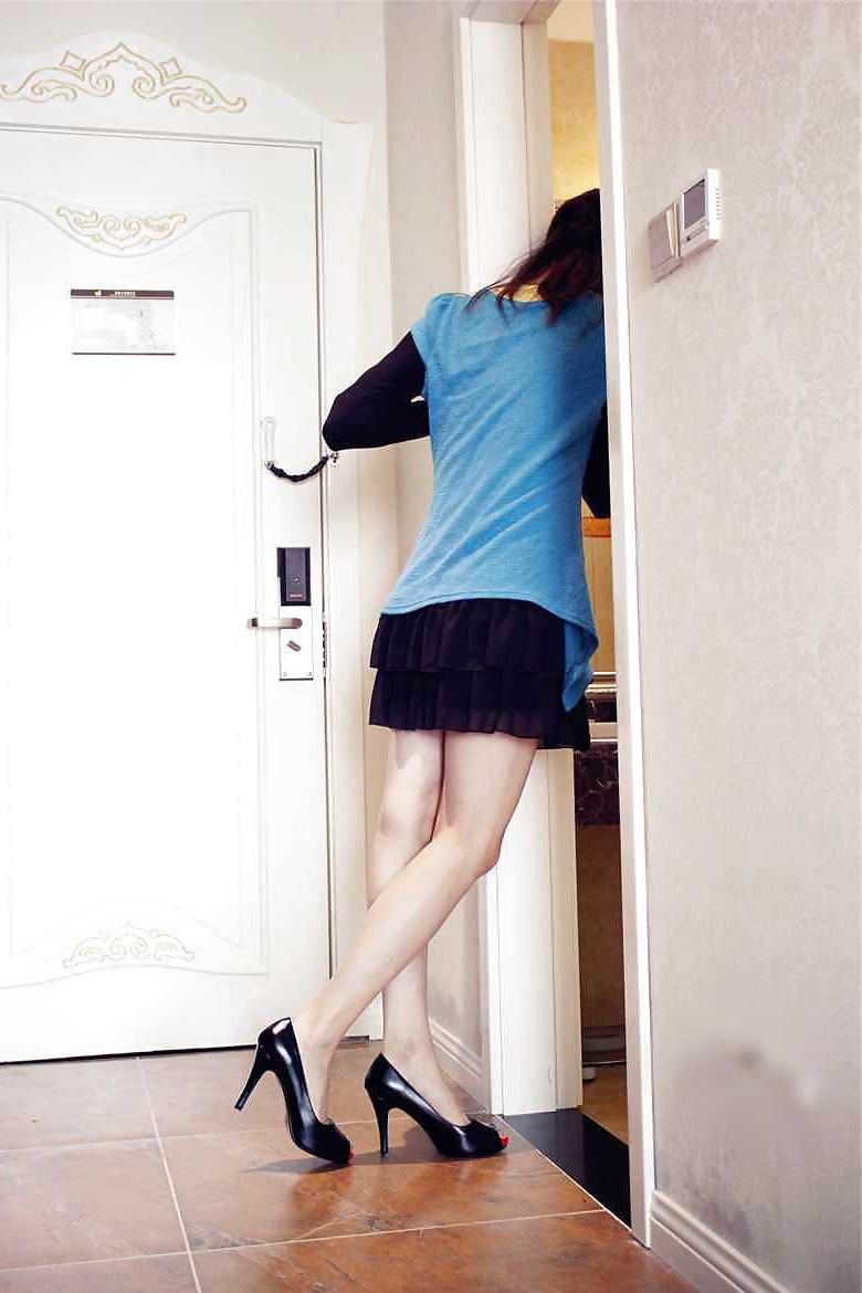 13P Chinese girl flashing pussy in hotel