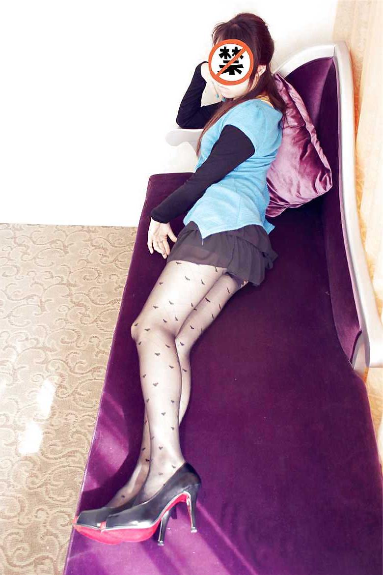 13P Chinese girl flashing pussy in hotel
