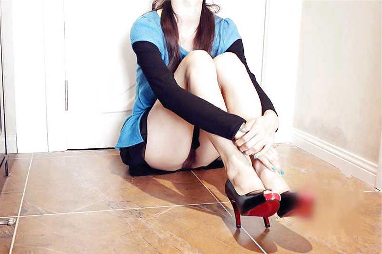 13P Chinese girl flashing pussy in hotel