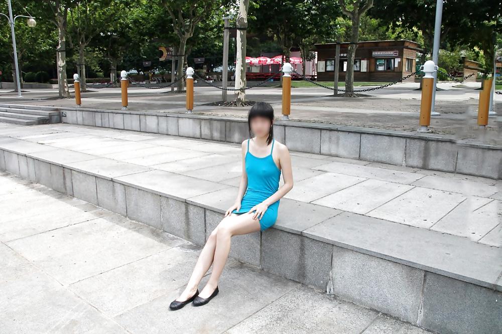25P Chinese girl nude in public