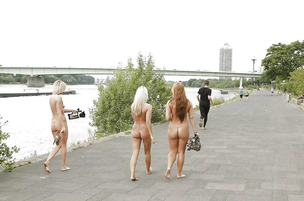 25P Public Nude Girls 10