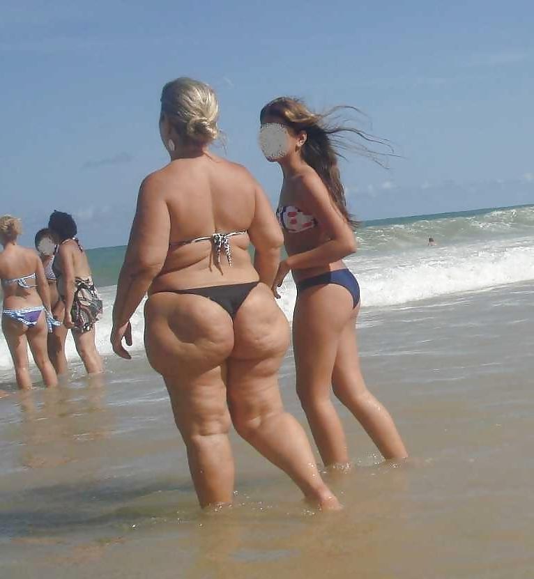 25P BIG Round & FAT Asses Outdoors! #1