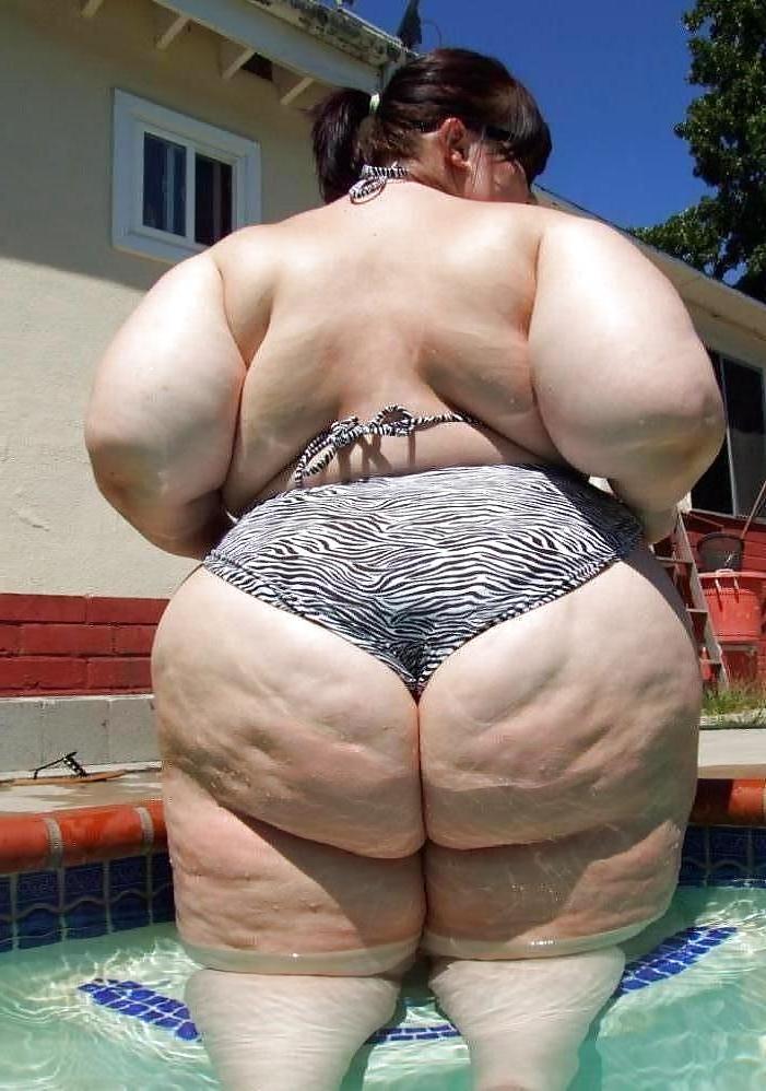 25P BIG Round & FAT Asses Outdoors! #1