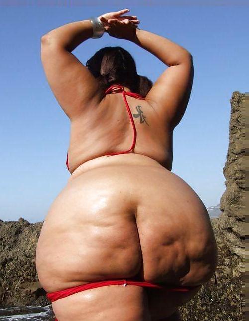 25P BIG Round & FAT Asses Outdoors! #1