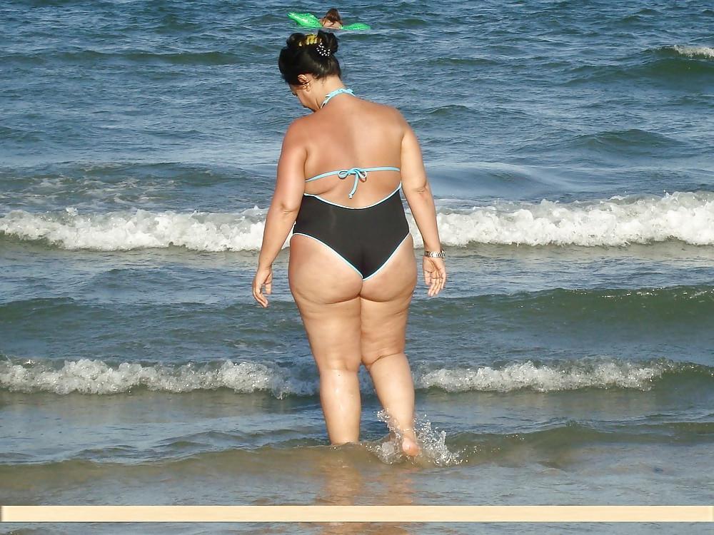 25P BIG Round & FAT Asses Outdoors! #1