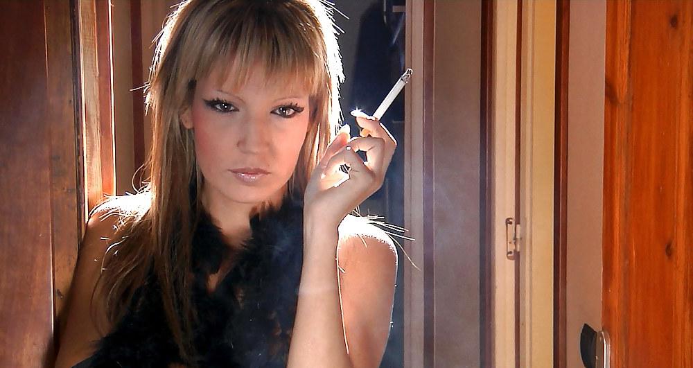 24P Glamour Smoking: Becky