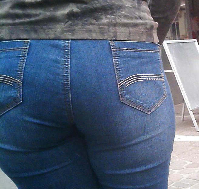 8P Sexy Milf Ass in Jeans
