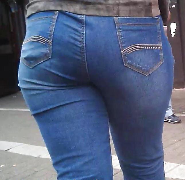 8P Sexy Milf Ass in Jeans