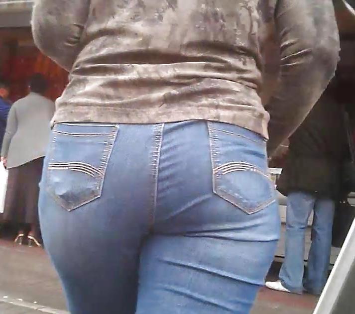 8P Sexy Milf Ass in Jeans