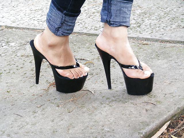 19P Love women in thong heels