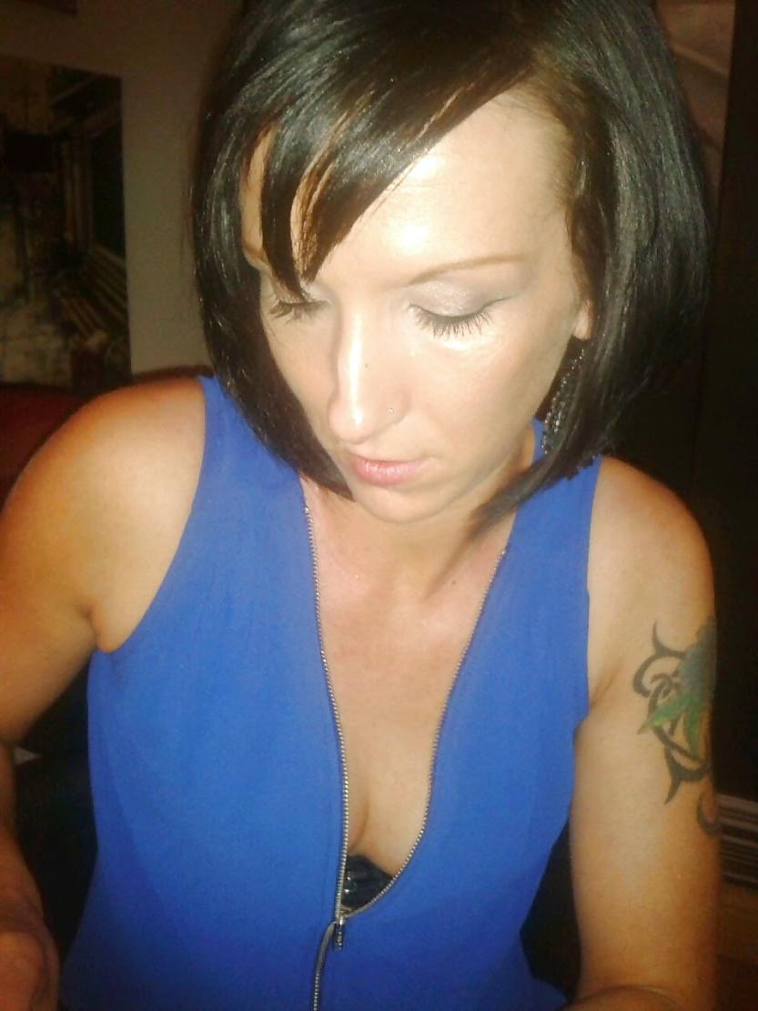 16P Slim Black Haired MILF