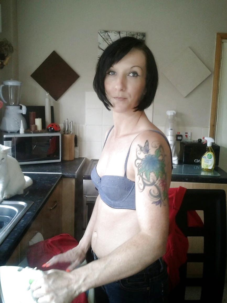 16P Slim Black Haired MILF