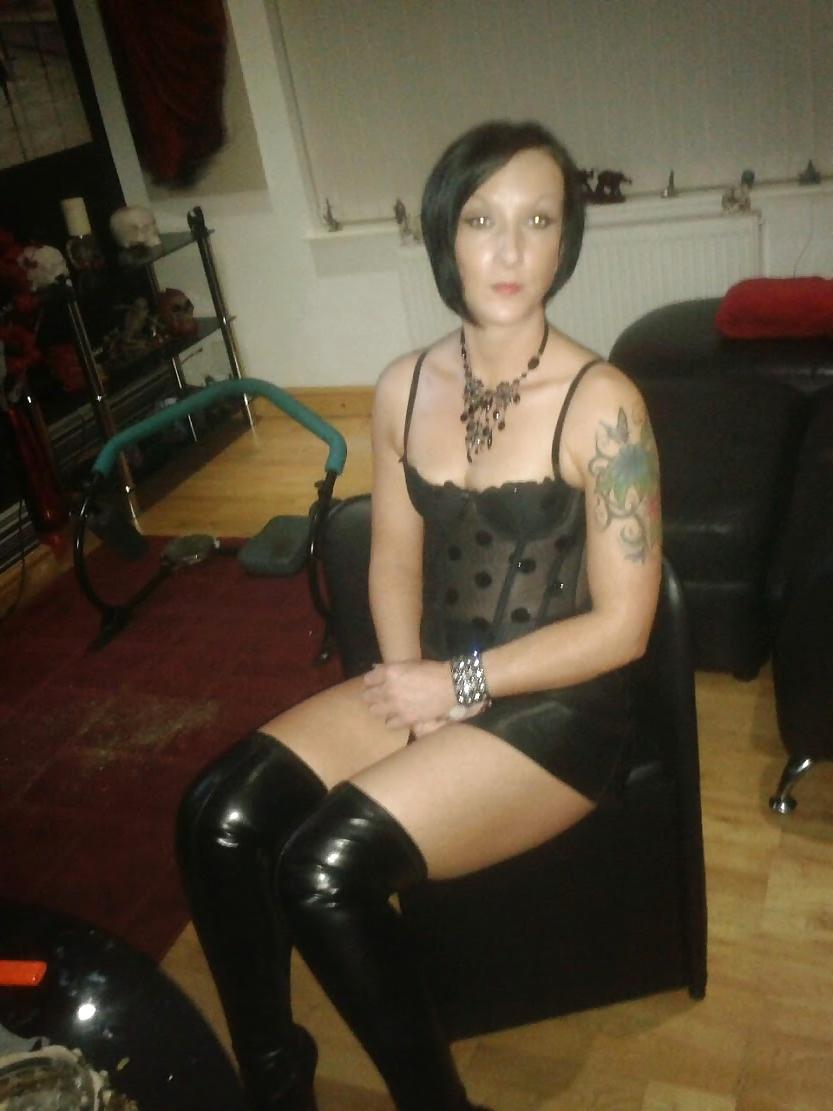 16P Slim Black Haired MILF