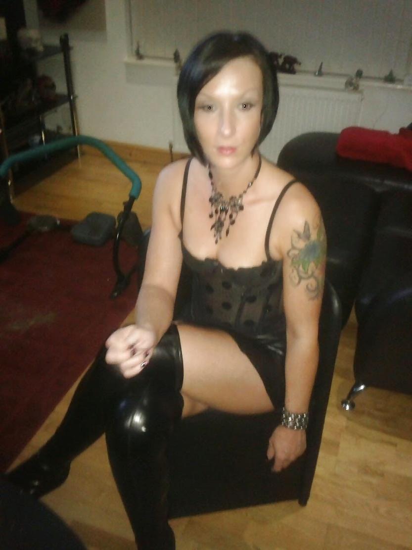 16P Slim Black Haired MILF