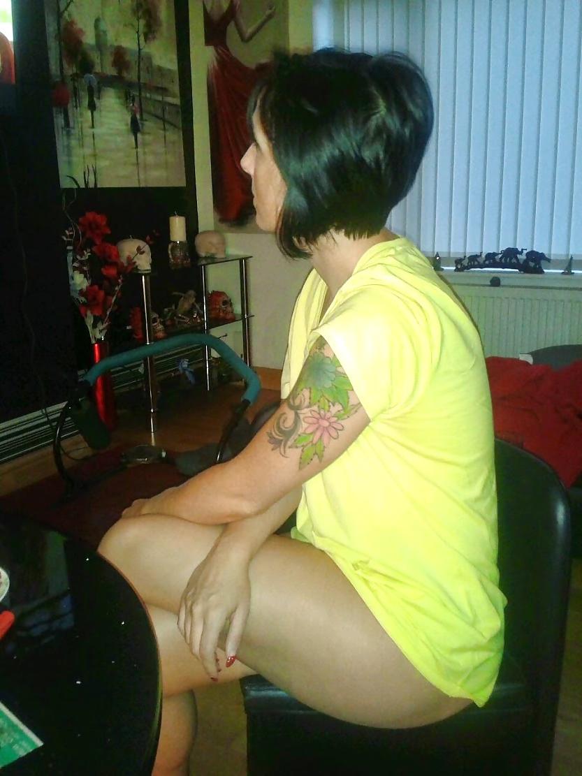 16P Slim Black Haired MILF
