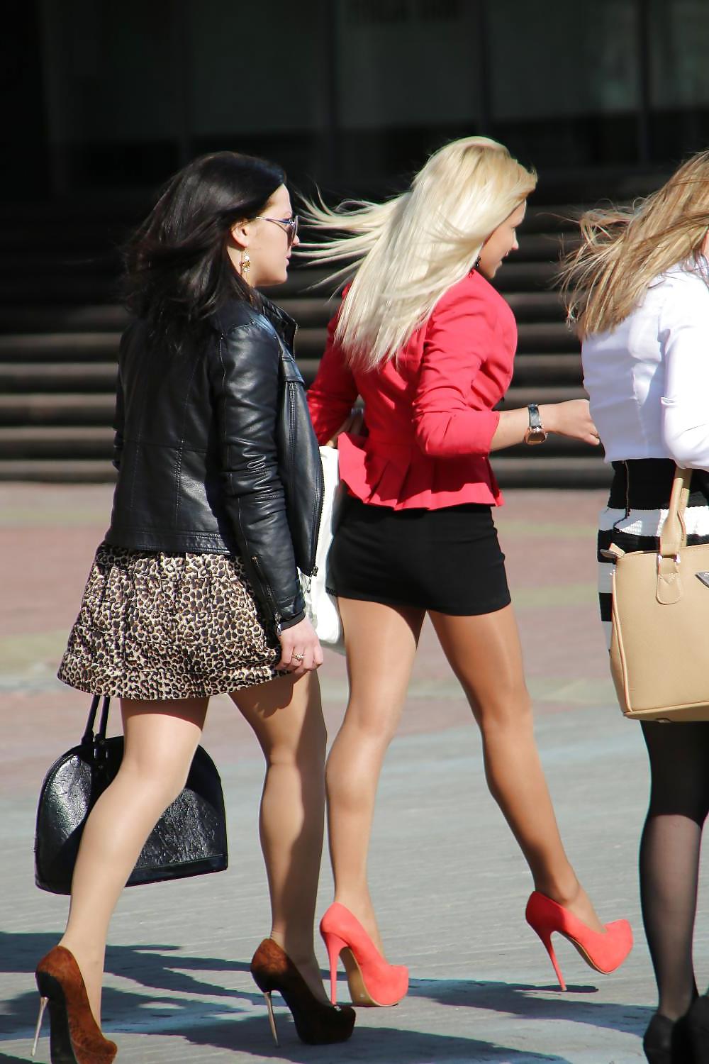 7P HOT BLONDIE IN MINISKIRT CANDID