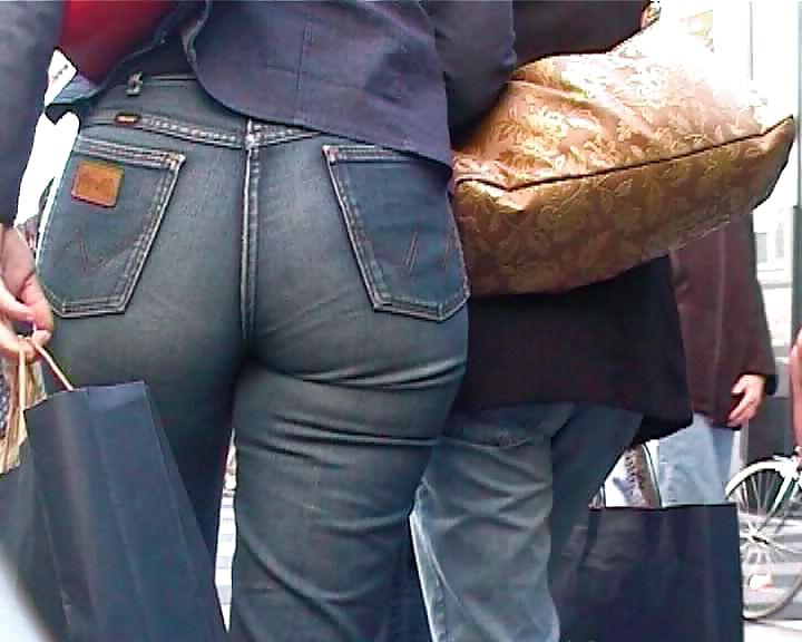 25P Tight jeans ass