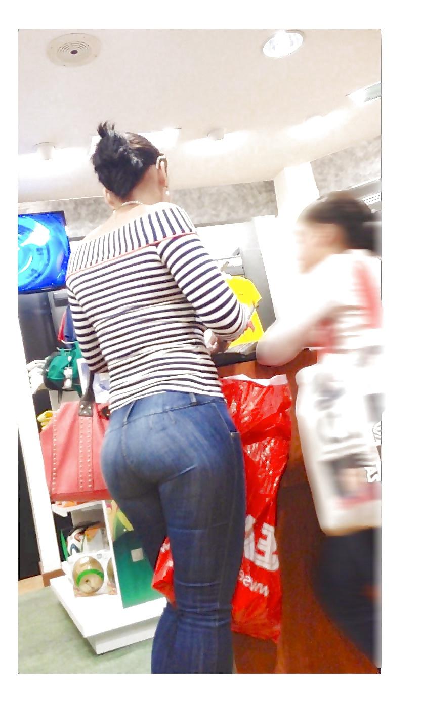 22P Sexy mom in jeans