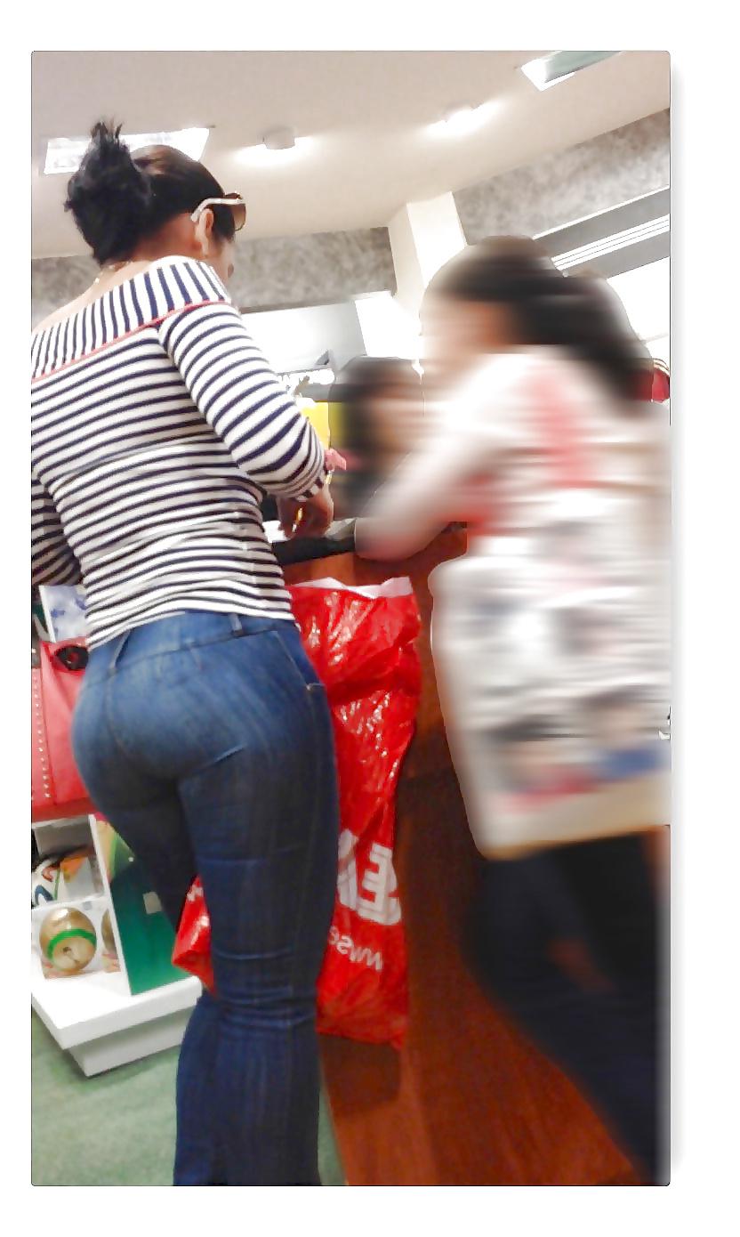 22P Sexy mom in jeans