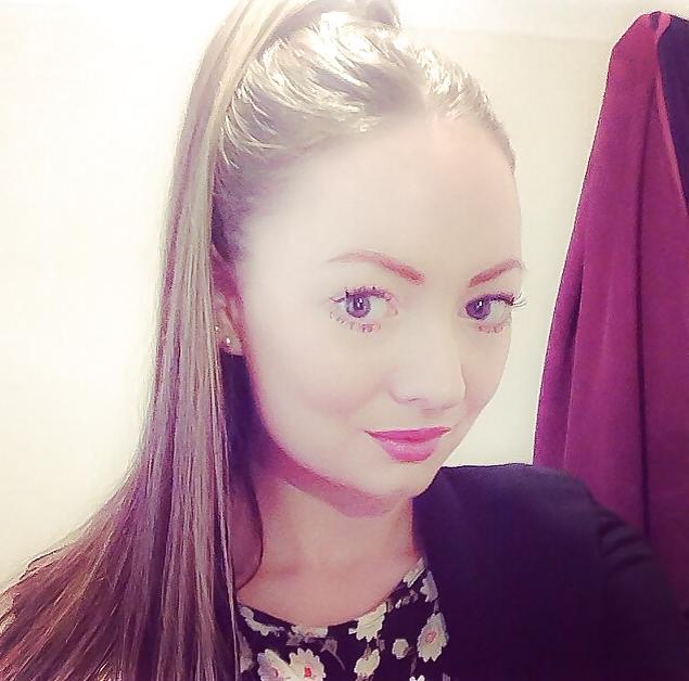 25P Bimbo show off laura loves flashing her thongs and tits