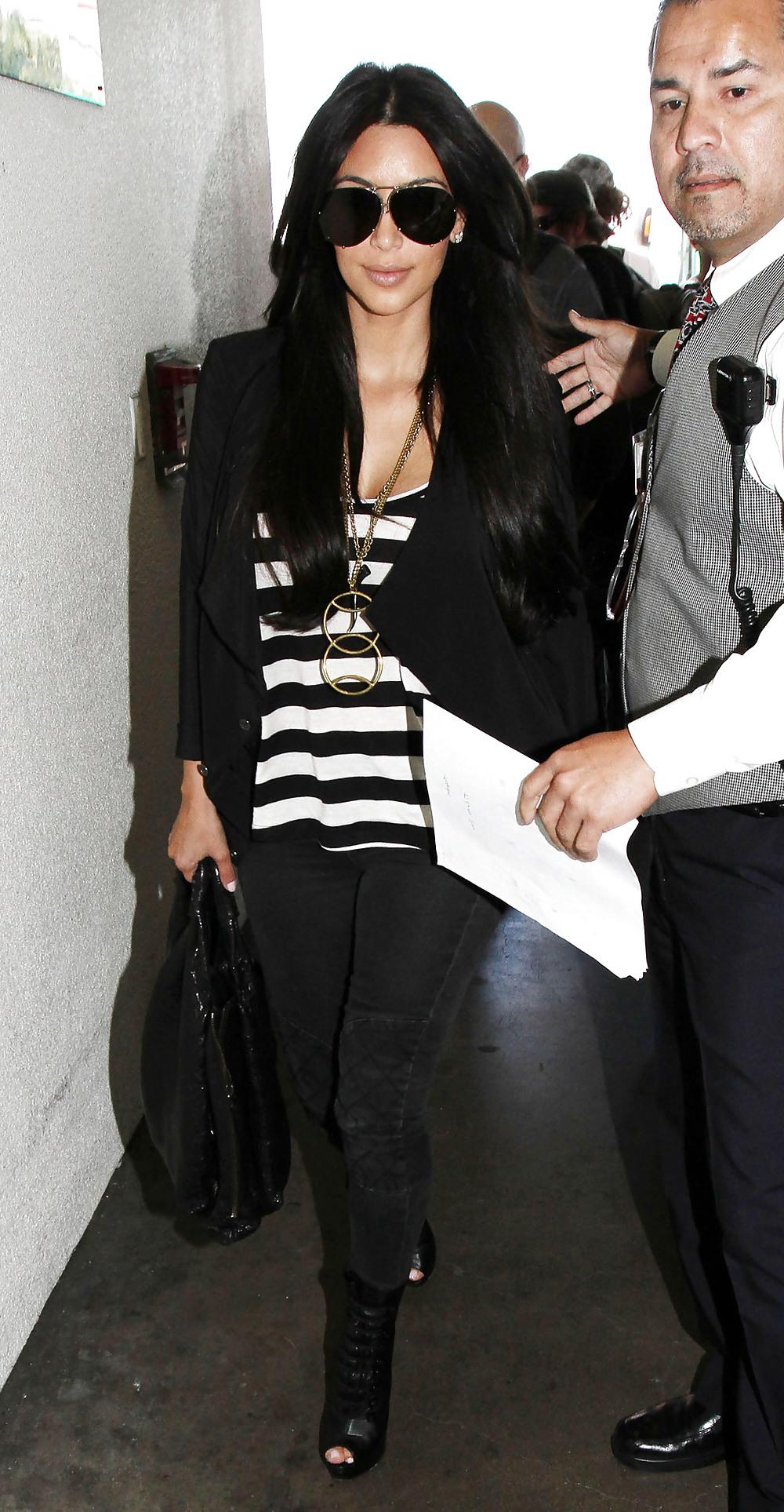 5P Kim Kardashian in jeans LAX (arse shots)