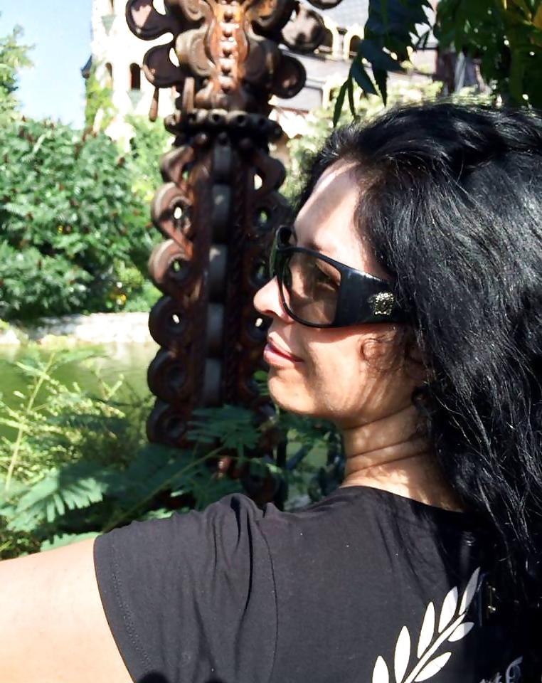 25P Beautiful dark-haired milf